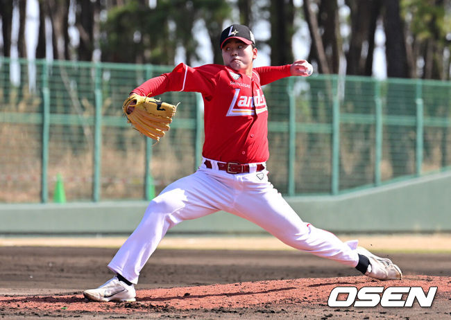 [OSEN=미야자키(일본), 지형준 기자] 28일 일본 미야자키현 오쿠라가하마소호 구장에서 SSG 랜더스와 일본프로야구 라쿠텐 골든이글스 2군과의 연습경기가 열렸다.SSG는 일본 미야자키 스프링캠프에서 연습경기 1패를 기록 중이다. 지난 25일 소프트뱅크 호크스 2군&nbsp;상대로 1.5군급 선수들이 출격한 가운데 1-9로 패했다.&nbsp;2회초 무사 만루에서 SSG 이기순이 역투하고 있다. 2026.02.28 /jpnews@osen.co.kr