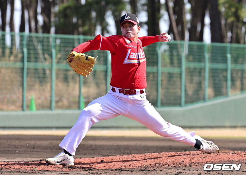 28일 일본 미야자키현 오쿠라가하마소호 구장에서 SSG 랜더스와 일본프로야구 라쿠텐 골든이글스 2군과의 연습경기가 열렸다.SSG는 일본 미야자키 스프링캠프에서 연습경기 1패를 기록 중이다. 지난 25일 소프트뱅크 호크스 2군 상대로 1.5군급 선수들이 출격한 가운데 1-9로 패했다. 2회초 무사 만루에서 SSG 이기순이 역투하고 있다. 2026.02.28 /jpnews@osen.co.kr