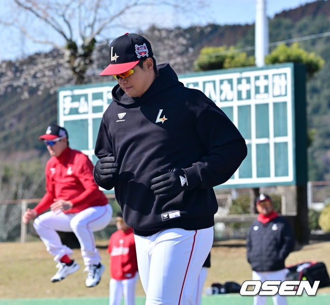[OSEN=미야자키(일본), 지형준 기자] 28일 일본 미야자키현 오쿠라가하마소호 구장에서 SSG 랜더스와 일본프로야구 라쿠텐 골든이글스 2군과의 연습경기가 열렸다.SSG는 일본 미야자키 스프링캠프에서 연습경기 1패를 기록 중이다. 지난 25일 소프트뱅크 호크스 2군&nbsp;상대로 1.5군급 선수들이 출격한 가운데 1-9로 패했다.&nbsp;SSG 김재환이 훈련을 하고 있다. 2026.02.28 /jpnews@osen.co.kr