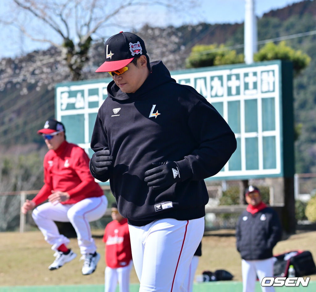 28일 일본 미야자키현 오쿠라가하마소호 구장에서 SSG 랜더스와 일본프로야구 라쿠텐 골든이글스 2군과의 연습경기가 열렸다.SSG는 일본 미야자키 스프링캠프에서 연습경기 1패를 기록 중이다. 지난 25일 소프트뱅크 호크스 2군 상대로 1.5군급 선수들이 출격한 가운데 1-9로 패했다. SSG 김재환이 훈련을 하고 있다. 2026.02.28 /jpnews@osen.co.kr