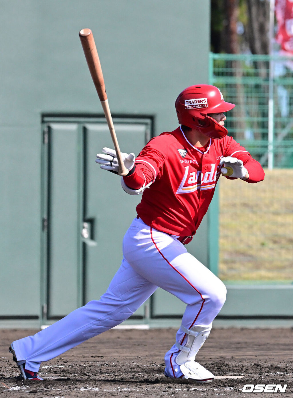 28일 일본 미야자키현 오쿠라가하마소호 구장에서 SSG 랜더스와 일본프로야구 라쿠텐 골든이글스 2군과의 연습경기가 열렸다.SSG는 일본 미야자키 스프링캠프에서 연습경기 1패를 기록 중이다. 지난 25일 소프트뱅크 호크스 2군 상대로 1.5군급 선수들이 출격한 가운데 1-9로 패했다. 4회초 무사에서 SSG 김재환이 중전 안타를 날리고 있다. 2026.02.28 /jpnews@osen.co.kr