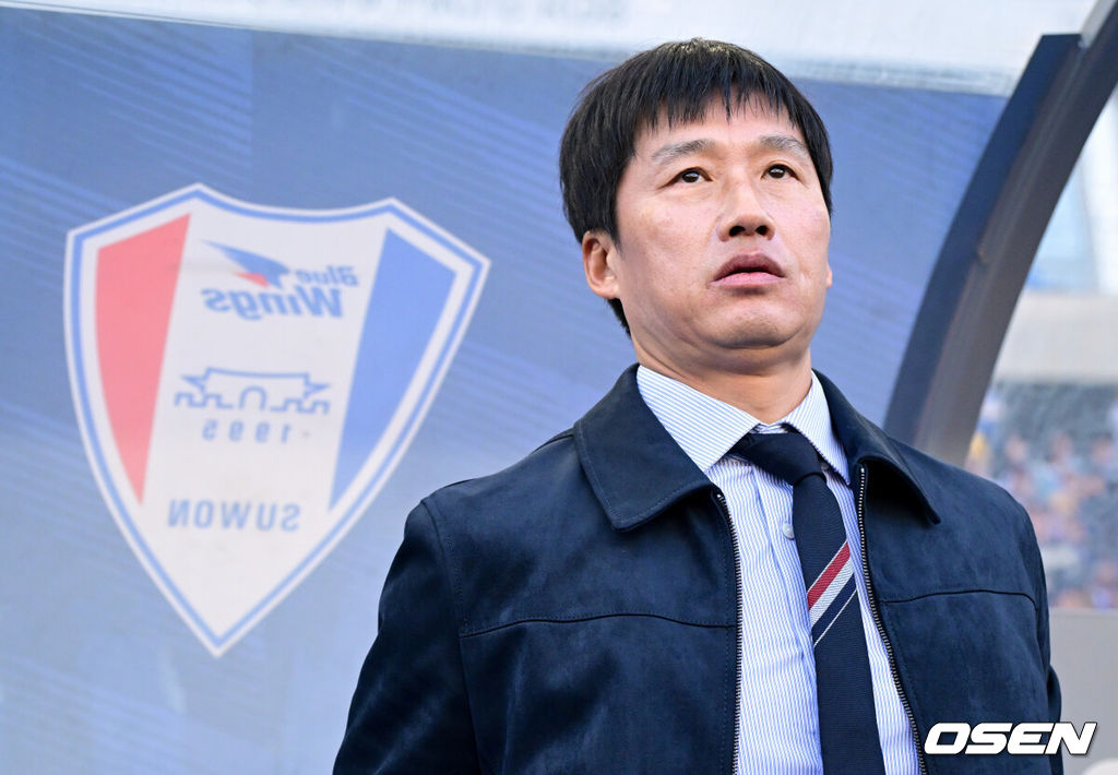 28일 오후 수원월드컵경기장에서 '하나은행 K리그1 2026' 수원 삼성과 서울 이랜드의 경기가 열렸다.‘명장’ 이정효 감독 영입으로 화제를 모은 수원은 승격 라이벌이자 천적으로 꼽히는 서울 이랜드를 상대로 시즌의 닻을 올렸다. 이랜드는 수원전 5승 1패로 압도적인 우위를 점하고 있다.수원 삼성 이정효 감독이 경기 전 그라운드를 지켜보고 있다. 2026.02.28 /cej@osen.co.kr