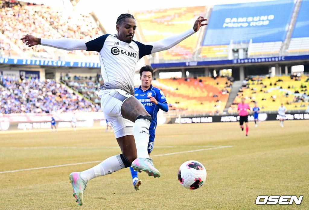 28일 오후 수원월드컵경기장에서 '하나은행 K리그1 2026' 수원 삼성과 서울 이랜드의 경기가 열렸다.‘명장’ 이정효 감독 영입으로 화제를 모은 수원은 승격 라이벌이자 천적으로 꼽히는 서울 이랜드를 상대로 시즌의 닻을 올렸다. 이랜드는 수원전 5승 1패로 압도적인 우위를 점하고 있다.전반 서울이랜드 가브리엘이 공을 쫓고 있다. 2026.02.28 /cej@osen.co.kr