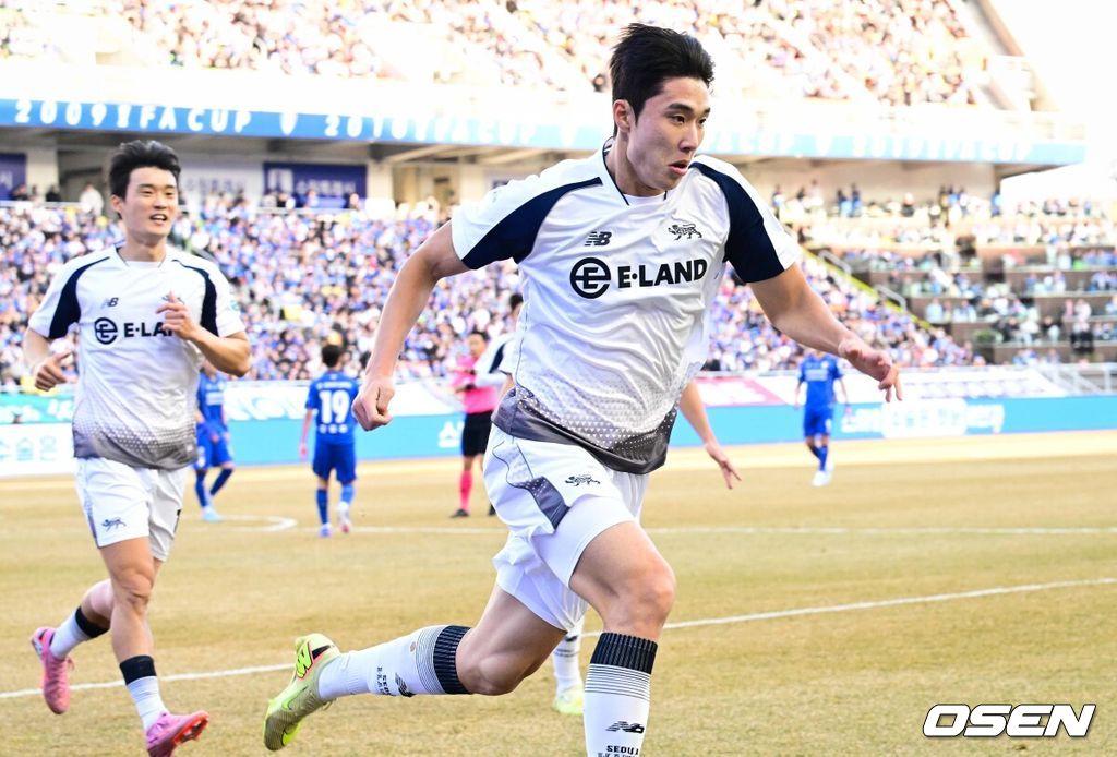 28일 오후 수원월드컵경기장에서 '하나은행 K리그1 2026' 수원 삼성과 서울 이랜드의 경기가 열렸다.‘명장’ 이정효 감독 영입으로 화제를 모은 수원은 승격 라이벌이자 천적으로 꼽히는 서울 이랜드를 상대로 시즌의 닻을 올렸다. 이랜드는 수원전 5승 1패로 압도적인 우위를 점하고 있다.전반 선제골을 넣은 서울이랜드 박재용이 세리머니를 하고 있다. 2026.02.28 /cej@osen.co.kr