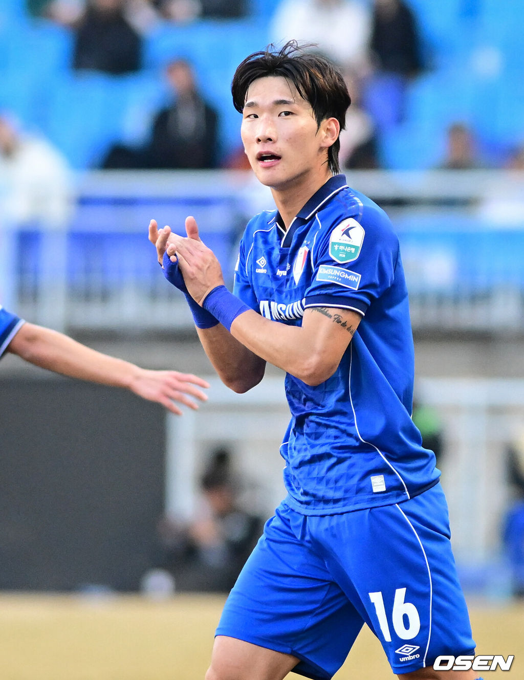 28일 오후 수원월드컵경기장에서 '하나은행 K리그1 2026' 수원 삼성과 서울 이랜드의 경기가 열렸다.‘명장’ 이정효 감독 영입으로 화제를 모은 수원은 승격 라이벌이자 천적으로 꼽히는 서울 이랜드를 상대로 시즌의 닻을 올렸다. 이랜드는 수원전 5승 1패로 압도적인 우위를 점하고 있다.전반 수원 삼성 박현빈이 동점골을 넣은 뒤 함성을 유도하고 있다. 2026.02.28 /cej@osen.co.kr