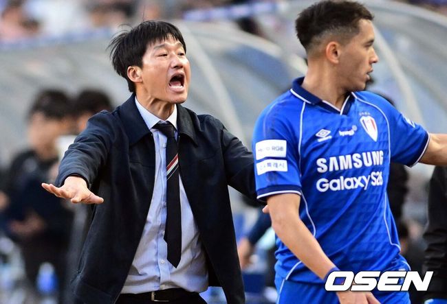 [OSEN=수원, 조은정 기자]28일 오후 수원월드컵경기장에서 '하나은행 K리그1 2026' 수원 삼성과 서울 이랜드의 경기가 열렸다.‘명장’ 이정효 감독 영입으로 화제를 모은 수원은 승격 라이벌이자 천적으로 꼽히는 서울 이랜드를 상대로 시즌의 닻을 올렸다. 이랜드는 수원전 5승 1패로 압도적인 우위를 점하고 있다.후반 수원 삼성 이정효 감독이 헤이스에게 지시를 하고 있다. 2026.02.28 /cej@osen.co.kr