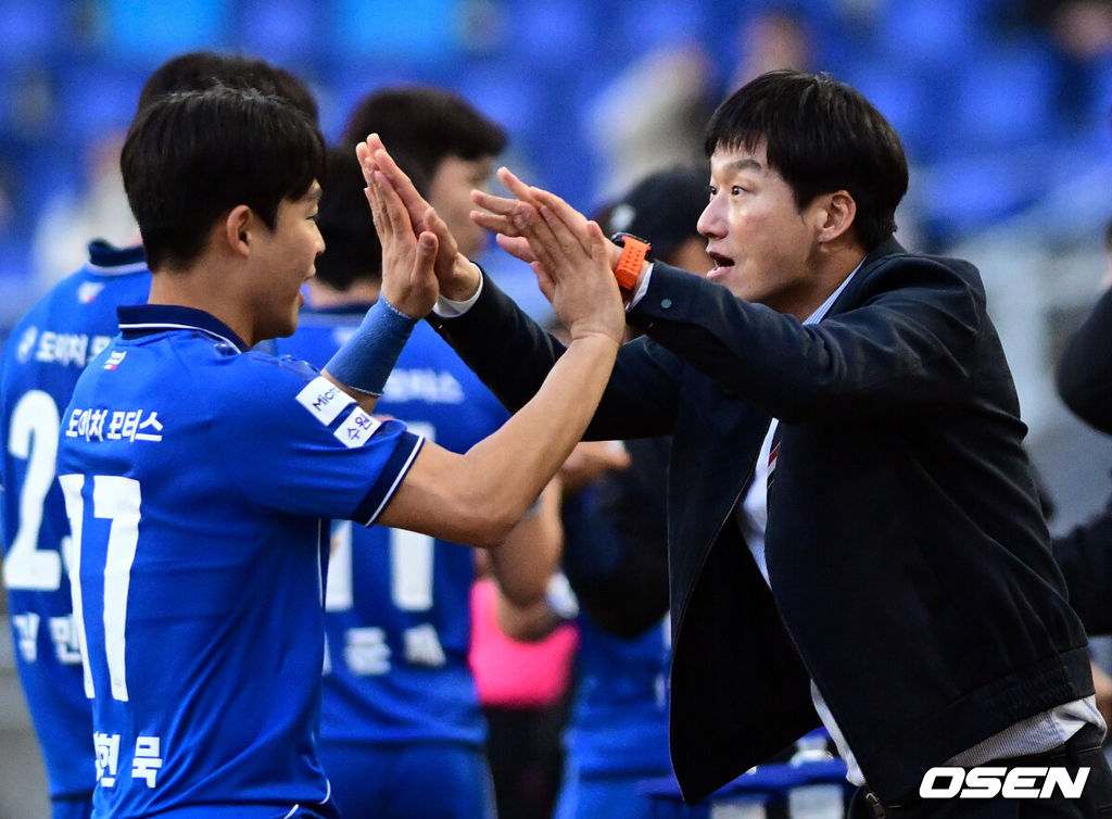 28일 오후 수원월드컵경기장에서 '하나은행 K리그1 2026' 수원 삼성과 서울 이랜드의 경기가 열렸다.‘명장’ 이정효 감독 영입으로 화제를 모은 수원은 승격 라이벌이자 천적으로 꼽히는 서울 이랜드를 상대로 시즌의 닻을 올렸다. 이랜드는 수원전 5승 1패로 압도적인 우위를 점하고 있다.후반 수원 삼성 강현묵이 역전골을 넣은 뒤 이정효 감독과 기뻐하고 있다. 2026.02.28 /cej@osen.co.kr