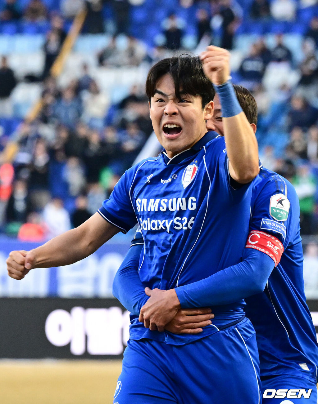 28일 오후 수원월드컵경기장에서 '하나은행 K리그1 2026' 수원 삼성과 서울 이랜드의 경기가 열렸다.‘명장’ 이정효 감독 영입으로 화제를 모은 수원은 승격 라이벌이자 천적으로 꼽히는 서울 이랜드를 상대로 시즌의 닻을 올렸다. 이랜드는 수원전 5승 1패로 압도적인 우위를 점하고 있다.후반 수원 삼성 강현묵이 역전골을 넣은 뒤 세리머니를 하고 있다.  2026.02.28 /cej@osen.co.kr