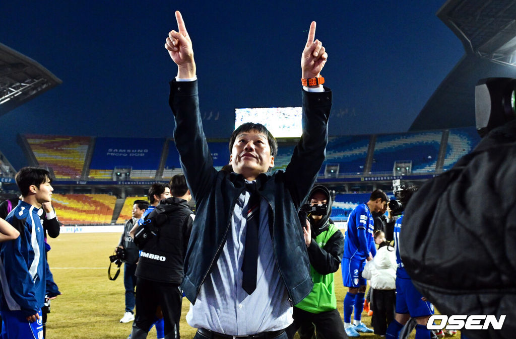 수원 삼성의 '정효볼'이 K리그2 역대 최다 관중인 24071명 앞에서 화려하게 막을 올렸다.수원은 28일 오후 4시 30분 수원월드컵경기장에서 열린 하나은행 K리그2 2026 1라운드에서 서울 이랜드를 상대로 2-1 역전승을 거뒀다. 수원 삼성 이정효 감독이 관중석을 향해 손짓하고 있다. 2026.02.28 /cej@osen.co.kr