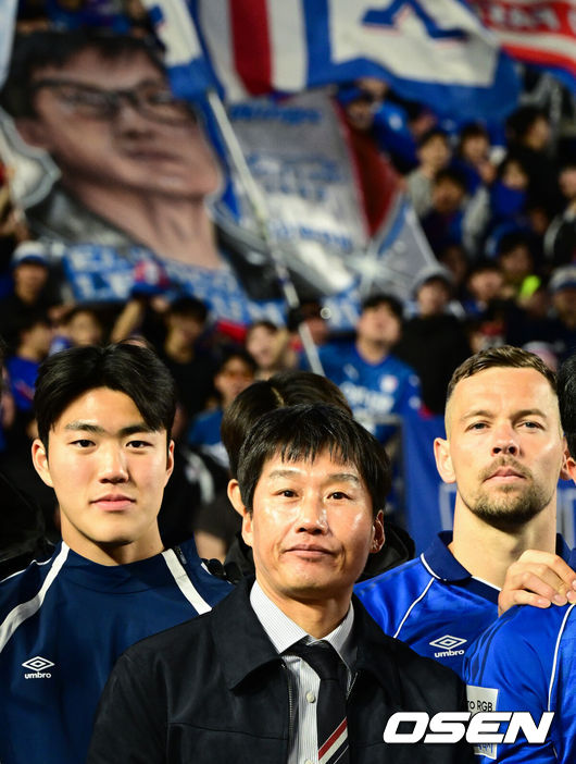 [OSEN=수원, 조은정 기자]수원 삼성의 '정효볼'이 K리그2 역대 최다 관중인&nbsp;24071명 앞에서 화려하게 막을 올렸다.수원은 28일&nbsp;오후 4시 30분 수원월드컵경기장에서 열린 하나은행 K리그2 2026 1라운드에서&nbsp;서울 이랜드를 상대로 2-1 역전승을 거뒀다.&nbsp;수원 삼성 이정효 감독이 기념 촬영을 하고 있다.  2026.02.28 /cej@osen.co.kr