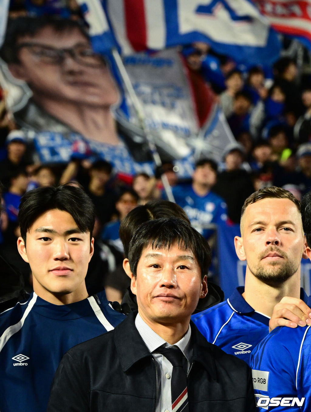 수원 삼성의 '정효볼'이 K리그2 역대 최다 관중인 24071명 앞에서 화려하게 막을 올렸다.수원은 28일 오후 4시 30분 수원월드컵경기장에서 열린 하나은행 K리그2 2026 1라운드에서 서울 이랜드를 상대로 2-1 역전승을 거뒀다. 수원 삼성 이정효 감독이 기념 촬영을 하고 있다.  2026.02.28 /cej@osen.co.kr