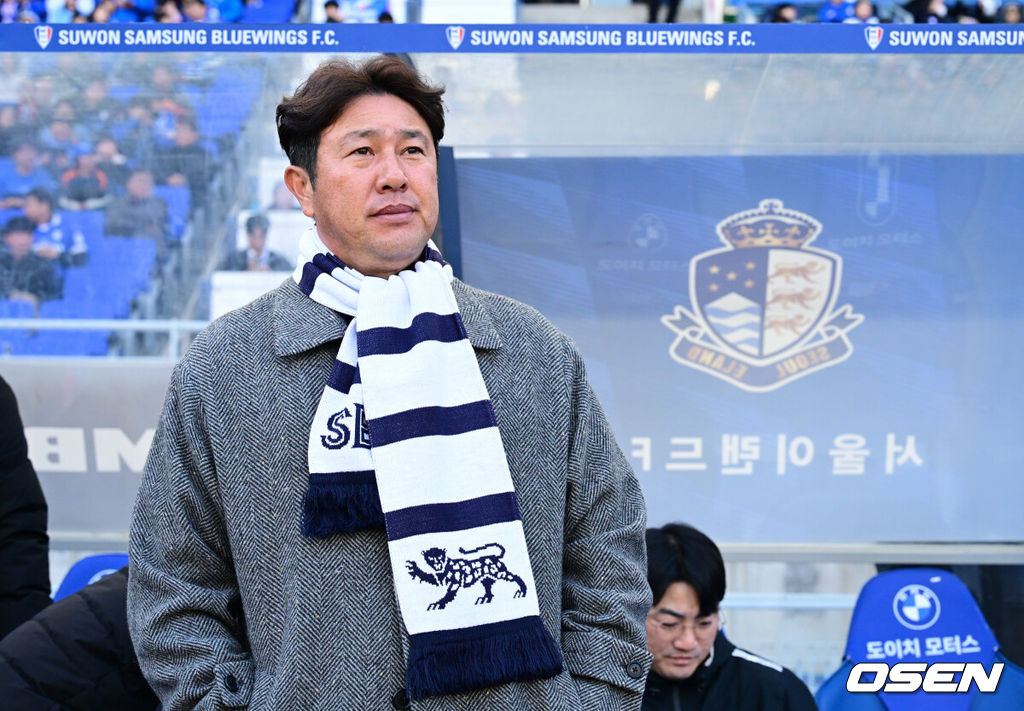 28일 오후 수원월드컵경기장에서 '하나은행 K리그1 2026' 수원 삼성과 서울 이랜드의 경기가 열렸다.‘명장’ 이정효 감독 영입으로 화제를 모은 수원은 승격 라이벌이자 천적으로 꼽히는 서울 이랜드를 상대로 시즌의 닻을 올렸다. 이랜드는 수원전 5승 1패로 압도적인 우위를 점하고 있다.서울이랜드 김도균 감독이 경기 전 그라운드를 지켜보고 있다. 2026.02.28 /cej@osen.co.kr