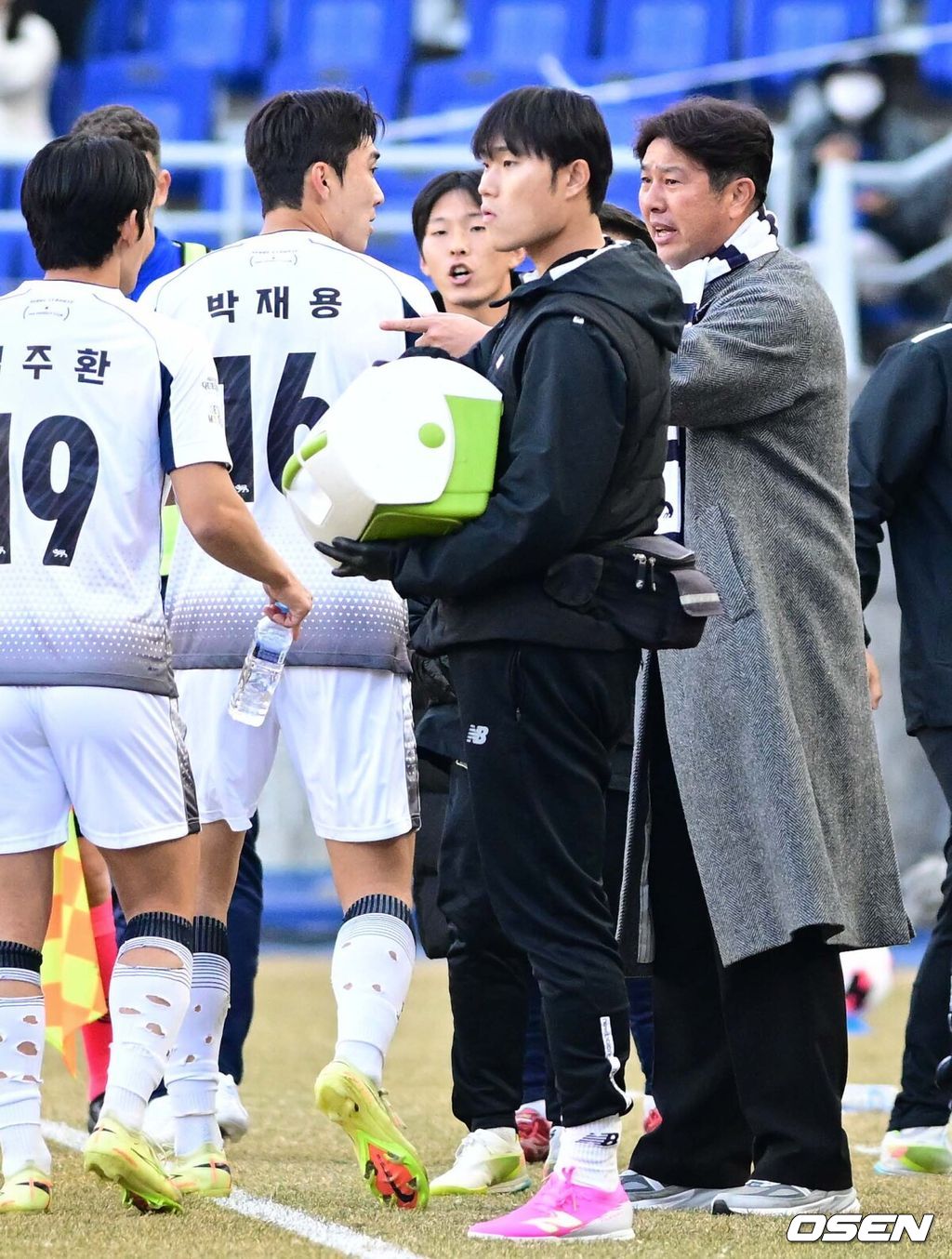 28일 오후 수원월드컵경기장에서 '하나은행 K리그1 2026' 수원 삼성과 서울 이랜드의 경기가 열렸다.‘명장’ 이정효 감독 영입으로 화제를 모은 수원은 승격 라이벌이자 천적으로 꼽히는 서울 이랜드를 상대로 시즌의 닻을 올렸다. 이랜드는 수원전 5승 1패로 압도적인 우위를 점하고 있다.전반 선제골을 넣은 서울이랜드 박재용이 김도균 감독과 기뻐하고 있다. 2026.02.28 /cej@osen.co.kr