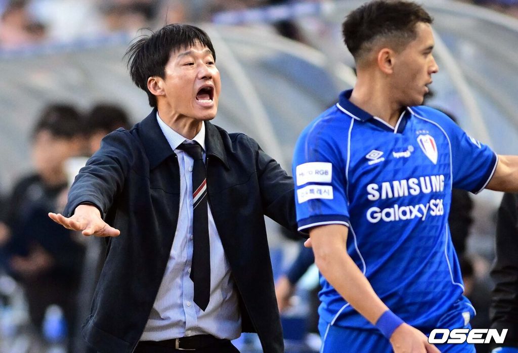 28일 오후 수원월드컵경기장에서 '하나은행 K리그1 2026' 수원 삼성과 서울 이랜드의 경기가 열렸다.‘명장’ 이정효 감독 영입으로 화제를 모은 수원은 승격 라이벌이자 천적으로 꼽히는 서울 이랜드를 상대로 시즌의 닻을 올렸다. 이랜드는 수원전 5승 1패로 압도적인 우위를 점하고 있다.후반 수원 삼성 이정효 감독이 헤이스에게 지시를 하고 있다. 2026.02.28 /cej@osen.co.kr