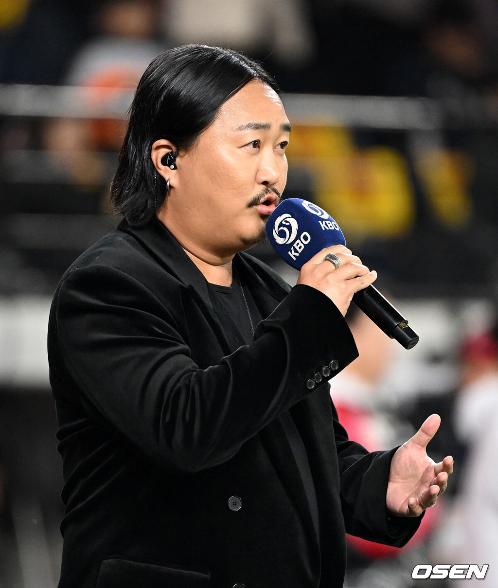 30일 대전 한화생명볼파크에서 2025 신한 SOL Bank KBO리그 포스트시즌 한국시리즈 4차전 한화 이글스와 LG 트윈스의 경기가 열렸다.<br /><br />이날 경기에 한화는 와이스를, LG는 치리노스를 선발투수로 내세웠다. <br /><br />경기에 앞서 가수 조째즈가 애국가를 부르고 있다. 2025.10.30 /sunday@osen.co.kr