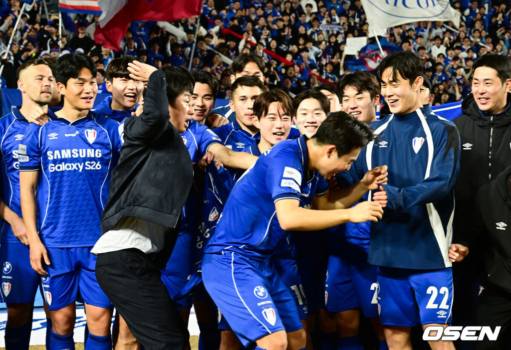 수원 삼성의 '정효볼'이 K리그2 역대 최다 관중인 24071명 앞에서 화려하게 막을 올렸다.수원은 28일 오후 4시 30분 수원월드컵경기장에서 열린 하나은행 K리그2 2026 1라운드에서 서울 이랜드를 상대로 2-1 역전승을 거뒀다. 수원 삼성이 기념 촬영을 기다리던 중 강현묵이 인터뷰로 늦게 합류하자 이정효 감독이 장난을 치고 있다.  2026.02.28 /cej@osen.co.kr