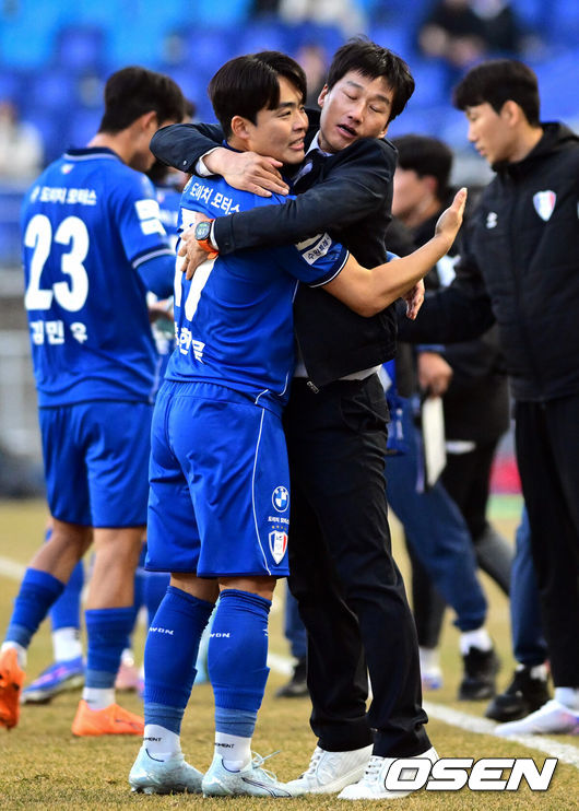 [OSEN=수원, 조은정 기자]수원 삼성의 '정효볼'이 K리그2 역대 최다 관중인&nbsp;24071명 앞에서 화려하게 막을 올렸다.수원은 28일&nbsp;오후 4시 30분 수원월드컵경기장에서 열린 하나은행 K리그2 2026 1라운드에서&nbsp;서울 이랜드를 상대로 2-1 역전승을 거뒀다.&nbsp;후반 수원 삼성 이정효 감독이 강현목의 역전골에 기뻐하고 있다. 2026.02.28 /cej@osen.co.kr