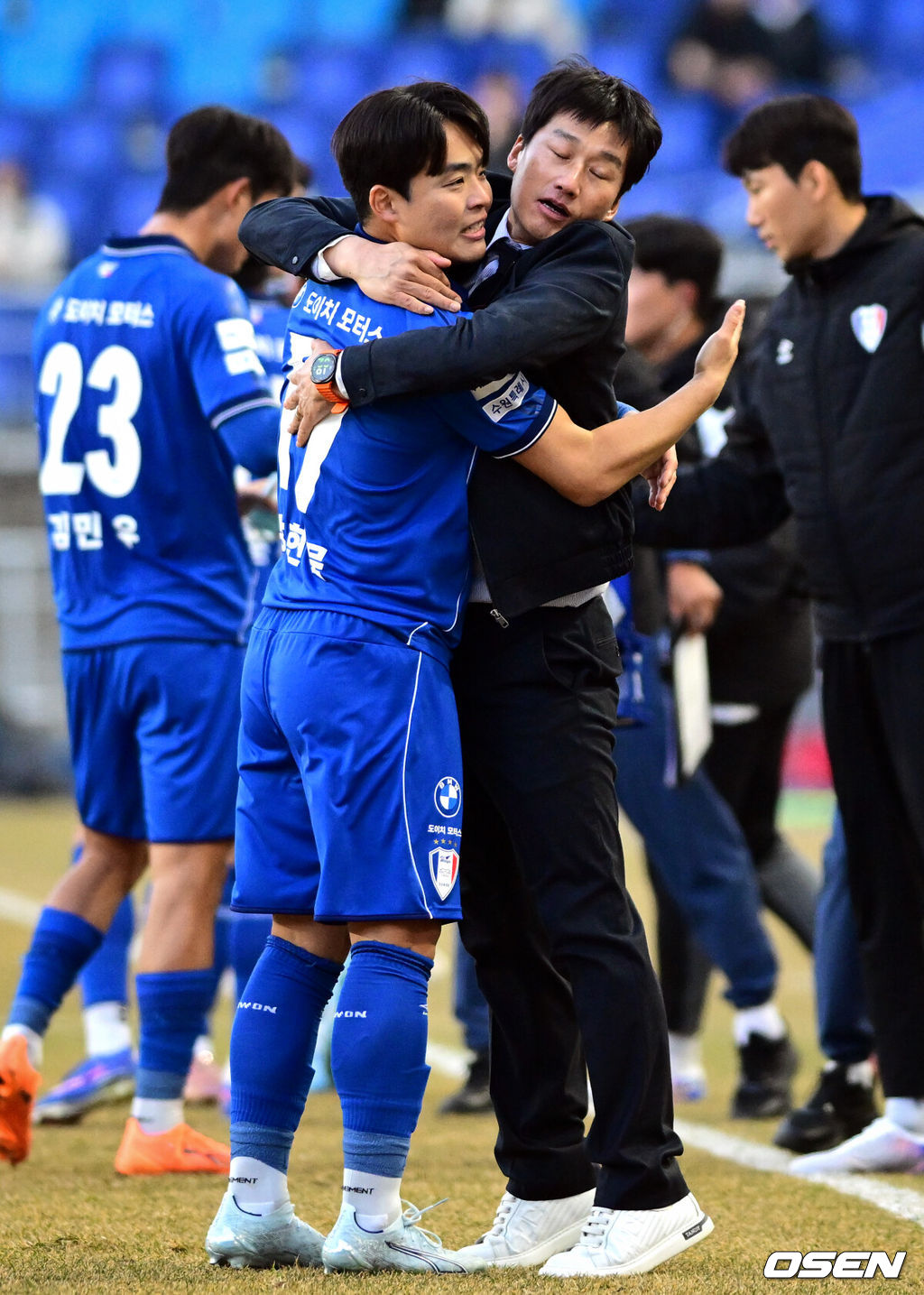 수원 삼성의 '정효볼'이 K리그2 역대 최다 관중인 24071명 앞에서 화려하게 막을 올렸다.수원은 28일 오후 4시 30분 수원월드컵경기장에서 열린 하나은행 K리그2 2026 1라운드에서 서울 이랜드를 상대로 2-1 역전승을 거뒀다. 후반 수원 삼성 이정효 감독이 강현목의 역전골에 기뻐하고 있다. 2026.02.28 /cej@osen.co.kr