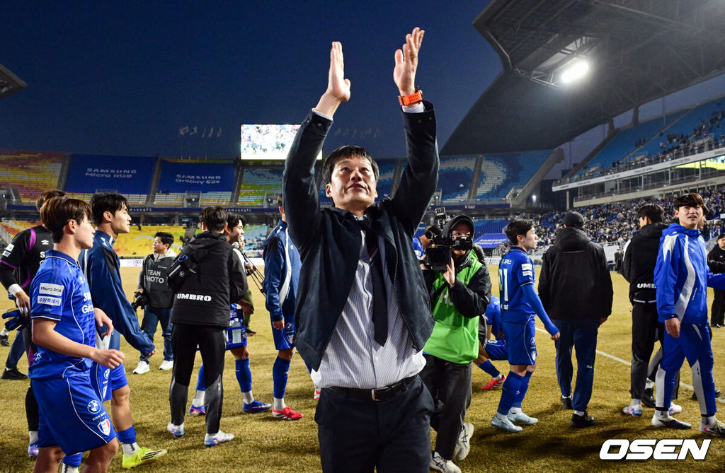 수원 삼성의 '정효볼'이 K리그2 역대 최다 관중인 24071명 앞에서 화려하게 막을 올렸다.수원은 28일 오후 4시 30분 수원월드컵경기장에서 열린 하나은행 K리그2 2026 1라운드에서 서울 이랜드를 상대로 2-1 역전승을 거뒀다. 수원 삼성 이정효 감독이 관중석을 향해 박수를 보내고 있다.  2026.02.28 /cej@osen.co.kr