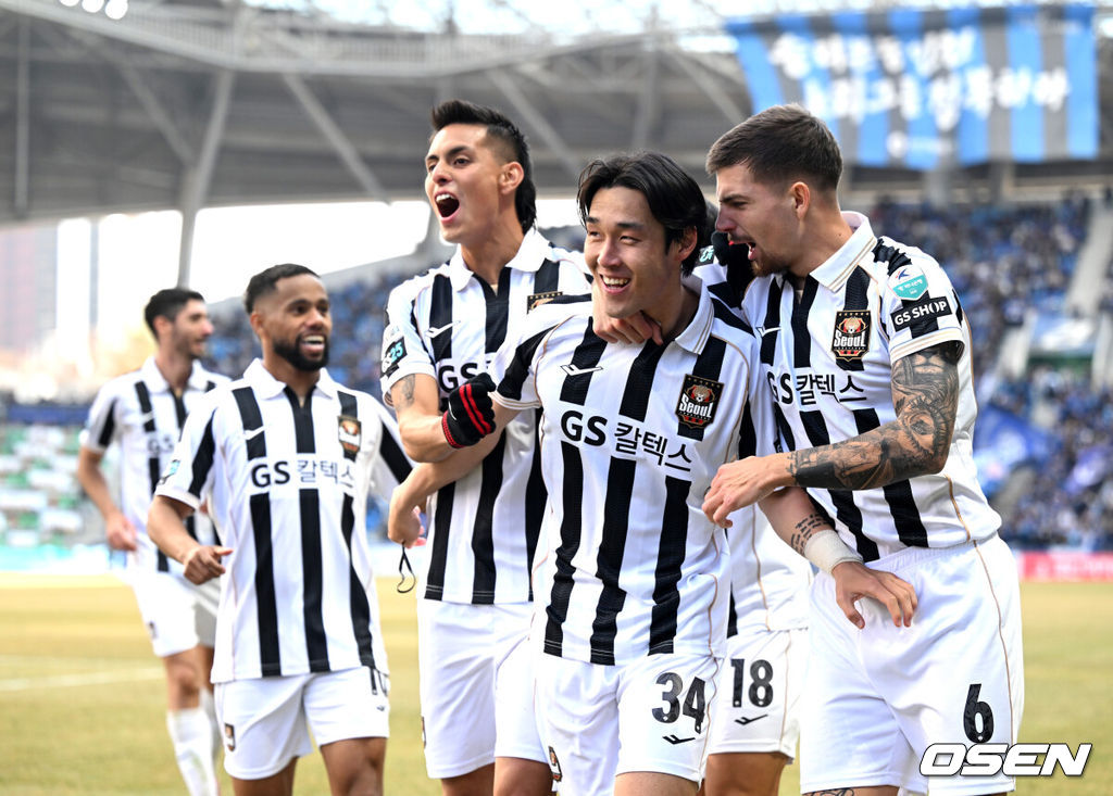 28일 오후 인천축구전용경기장에서 '하나은행 K리그1 2026' 인천유나이티드와 FC서울의 경기가 열렸다.이번 시즌 리그 공식 개막전인 이번 맞대결은 예매 시작과 동시에 매진을 앞두며 팬들의 폭발적인 관심을 증명했다.후반 FC서울 송민규가 선제골을 성공시키고 동료들과 환호하고 있다. 2026.02.28 /sunday@osen.co.kr