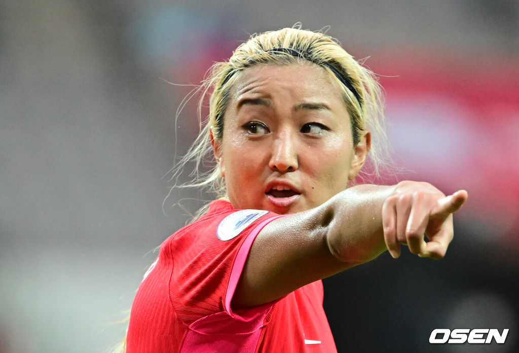 대한민국 여자축구국가대표팀이 장슬기(29, 인천 현대제철)의 환상적인 중거리 득점에 힘입어 월드컵 출정식을 승리로 장식했다.콜린 벨 감독이 이끄는 대한민국 여자축구대표팀은 8일 오후 5시 서울월드컵경기장에서 아이티 대표팀을 상대로 국가대표 친선전을 펼쳐 2-1로 승리했다.기분 좋은 승리를 거둔 한국은 기분 좋게 2023 FIFA 여자 월드컵 호주·뉴질랜드에 나설 수 있게 됐다.후반 조소현이 동료선수에게 손짓하고 있다. 2023.07.08 /jpnews@osen.co.kr