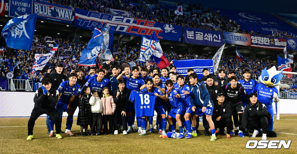 수원 삼성의 '정효볼'이 K리그2 역대 최다 관중인 24071명 앞에서 화려하게 막을 올렸다.수원은 28일 오후 4시 30분 수원월드컵경기장에서 열린 하나은행 K리그2 2026 1라운드에서 서울 이랜드를 상대로 2-1 역전승을 거뒀다. 수원 삼성이 경기 종료 후 기념 촬영을 하고 있다. 2026.02.28 /cej@osen.co.kr