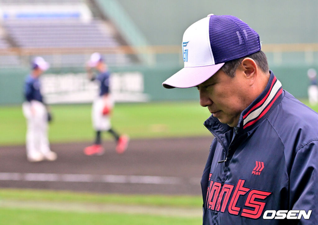 26일 일본 미야자키 산마린 스타디움에서 두산 베어스와 롯데 자이언츠의 구춘대회 경기가 열렸다.이날 두산은 이영하, 롯데는 쿄아마가 선발로 나섰다.경기에 앞서 롯데 김태형 감독이 훈련을 지켜보고 있다. 2026.02.26 /jpnews@osen.co.kr