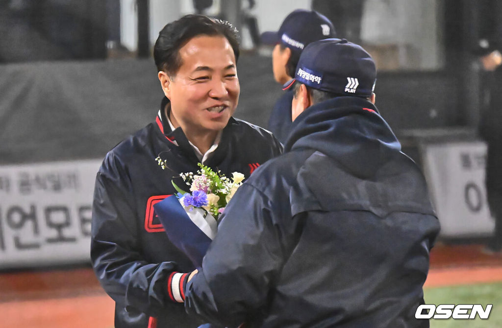 29일 부산 사직구장에서 2024 신한 SOL 뱅크 KBO 리그 롯데 자이언츠와 NC 다이노스의 경기가 열렸다. 롯데 자이언츠 김태형 감독이 시즌 첫 승리를 챙기고 이강훈 대표로부터 축하 꽃다발을 받고 있다. 2024.03.29 / foto0307@osen.co.kr