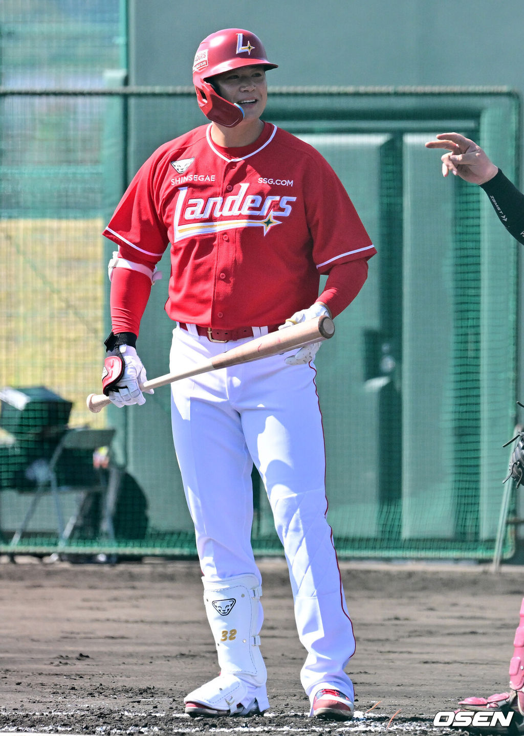 28일 일본 미야자키현 오쿠라가하마소호 구장에서 SSG 랜더스와 일본프로야구 라쿠텐 골든이글스 2군과의 연습경기가 열렸다.SSG는 일본 미야자키 스프링캠프에서 연습경기 1패를 기록 중이다. 지난 25일 소프트뱅크 호크스 2군 상대로 1.5군급 선수들이 출격한 가운데 1-9로 패했다. 2회초 SSG 김재환이 타석에 들어서고 있다. 2026.02.28 /jpnews@osen.co.kr