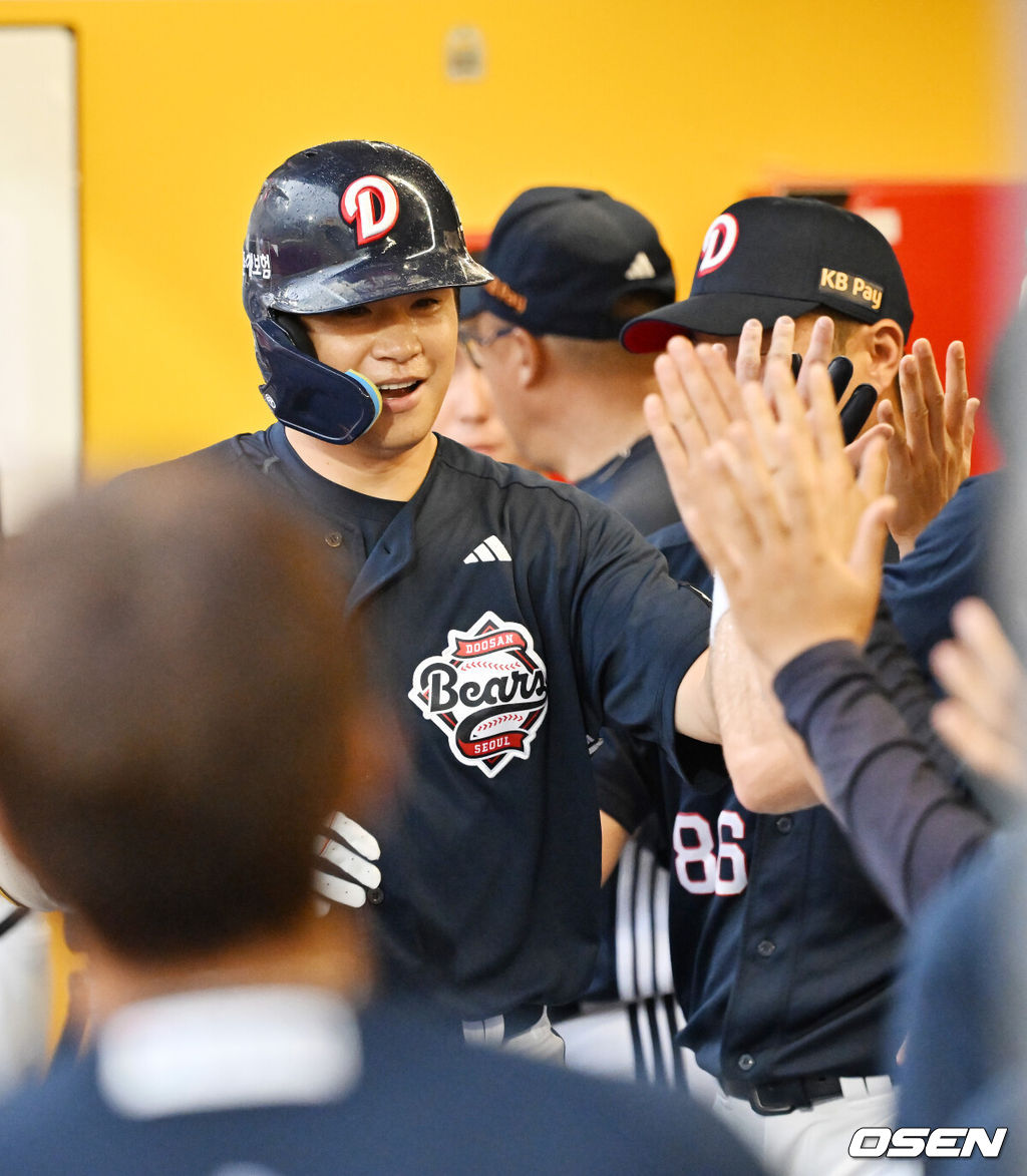 19일 인천 SSG랜더스필드에서 ‘2025 신한 SOL Bank KBO리그’ SSG 랜더스와 두산 베어스의 경기가 열렸다.SSG는 드류 앤더슨, 두산은 콜어빈은 선발로 내세웠다.2회초 두산 선두 타자로 나온 김재환이 우중월 선취 솔로 홈런을 때린 후 덕아웃에서 동료들과 하이파이브를 하고 있다. 2025.07.19 /rumi@osen.co.kr