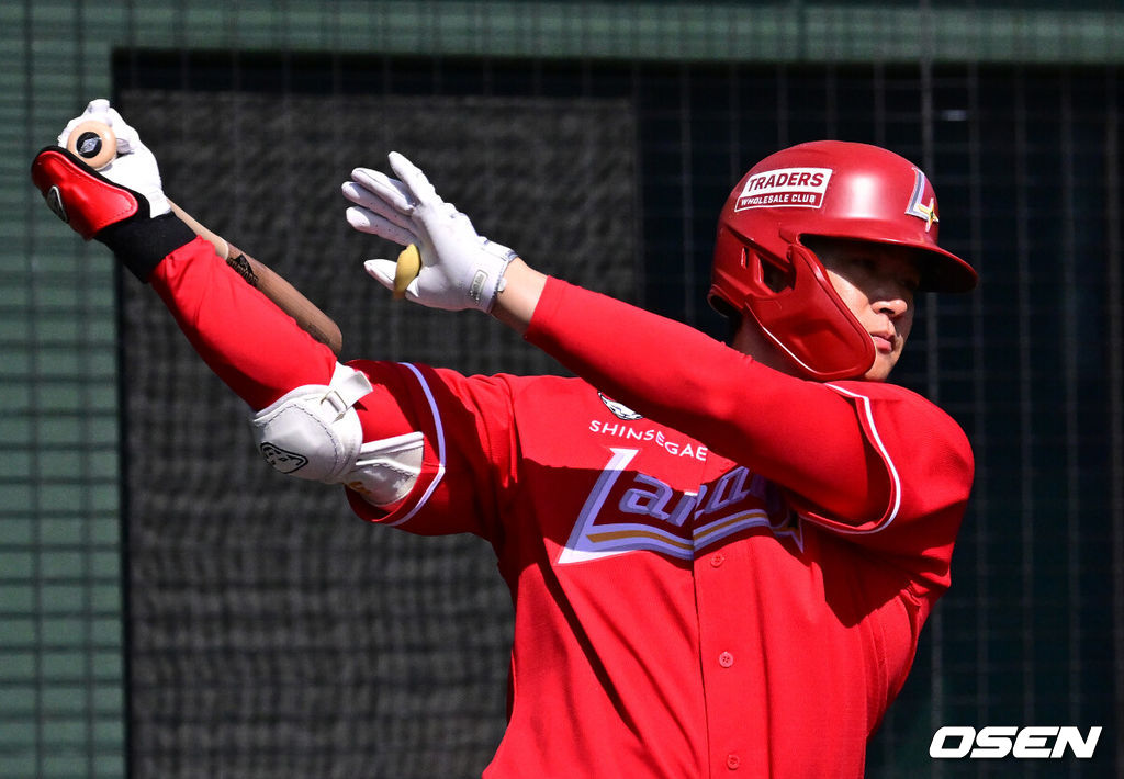 28일 일본 미야자키현 오쿠라가하마소호 구장에서 SSG 랜더스와 일본프로야구 라쿠텐 골든이글스 2군과의 연습경기가 열렸다.SSG는 일본 미야자키 스프링캠프에서 연습경기 1패를 기록 중이다. 지난 25일 소프트뱅크 호크스 2군 상대로 1.5군급 선수들이 출격한 가운데 1-9로 패했다. 3회초 SSG 김재환이 타석을 준비하고 있다. 2026.02.28 /jpnews@osen.co.kr