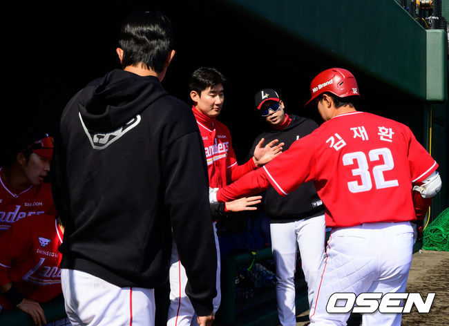 [OSEN=미야자키(일본), 지형준 기자] 28일 일본 미야자키현 오쿠라가하마소호 구장에서 SSG 랜더스와 일본프로야구 라쿠텐 골든이글스 2군과의 연습경기가 열렸다.SSG는 일본 미야자키 스프링캠프에서 연습경기 1패를 기록 중이다. 지난 25일 소프트뱅크 호크스 2군&nbsp;상대로 1.5군급 선수들이 출격한 가운데 1-9로 패했다.&nbsp;4회초 SSG 김재환이 중전 안타를 날리고 교체되며 동료선수들과 하이파이브를 하고 있다. 2026.02.28 /jpnews@osen.co.kr