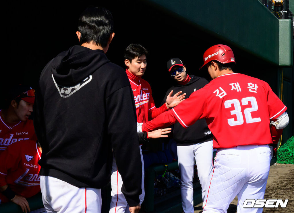 28일 일본 미야자키현 오쿠라가하마소호 구장에서 SSG 랜더스와 일본프로야구 라쿠텐 골든이글스 2군과의 연습경기가 열렸다.SSG는 일본 미야자키 스프링캠프에서 연습경기 1패를 기록 중이다. 지난 25일 소프트뱅크 호크스 2군 상대로 1.5군급 선수들이 출격한 가운데 1-9로 패했다. 4회초 SSG 김재환이 중전 안타를 날리고 교체되며 동료선수들과 하이파이브를 하고 있다. 2026.02.28 /jpnews@osen.co.kr