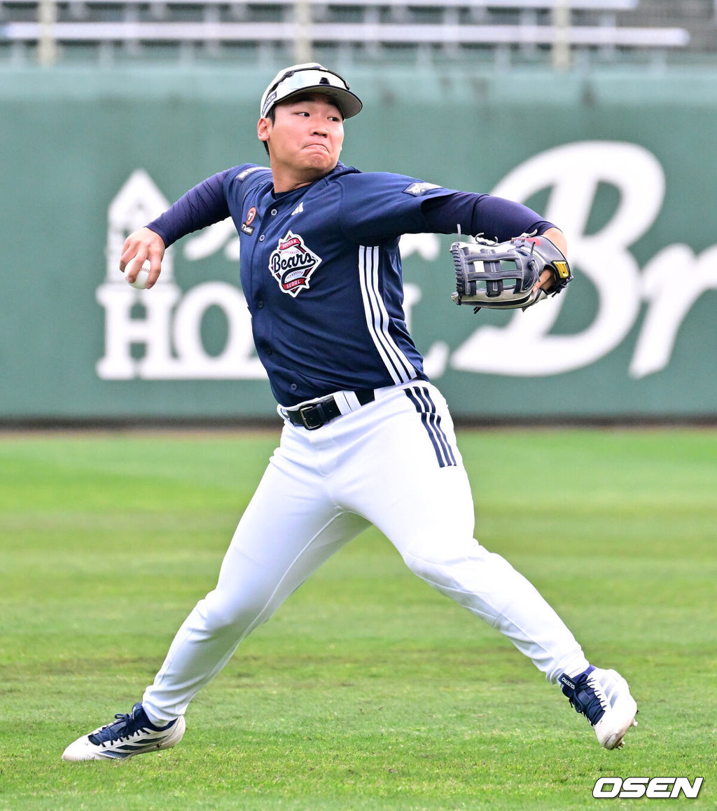 두산 베어스가 25일 일본 미야자키 산마린 스타디움에서 일본프로야구 세이부 라이온스와의 구춘대회 첫 경기를 가졌다.이날 두산은 세이부에 3-6으로 패했다. 7회말 두산 김주오가 좌익수 플라이를 잡아 홈으로 재빨리 송구하고 있다. 2026.02.25 /jpnews@osen.co.kr