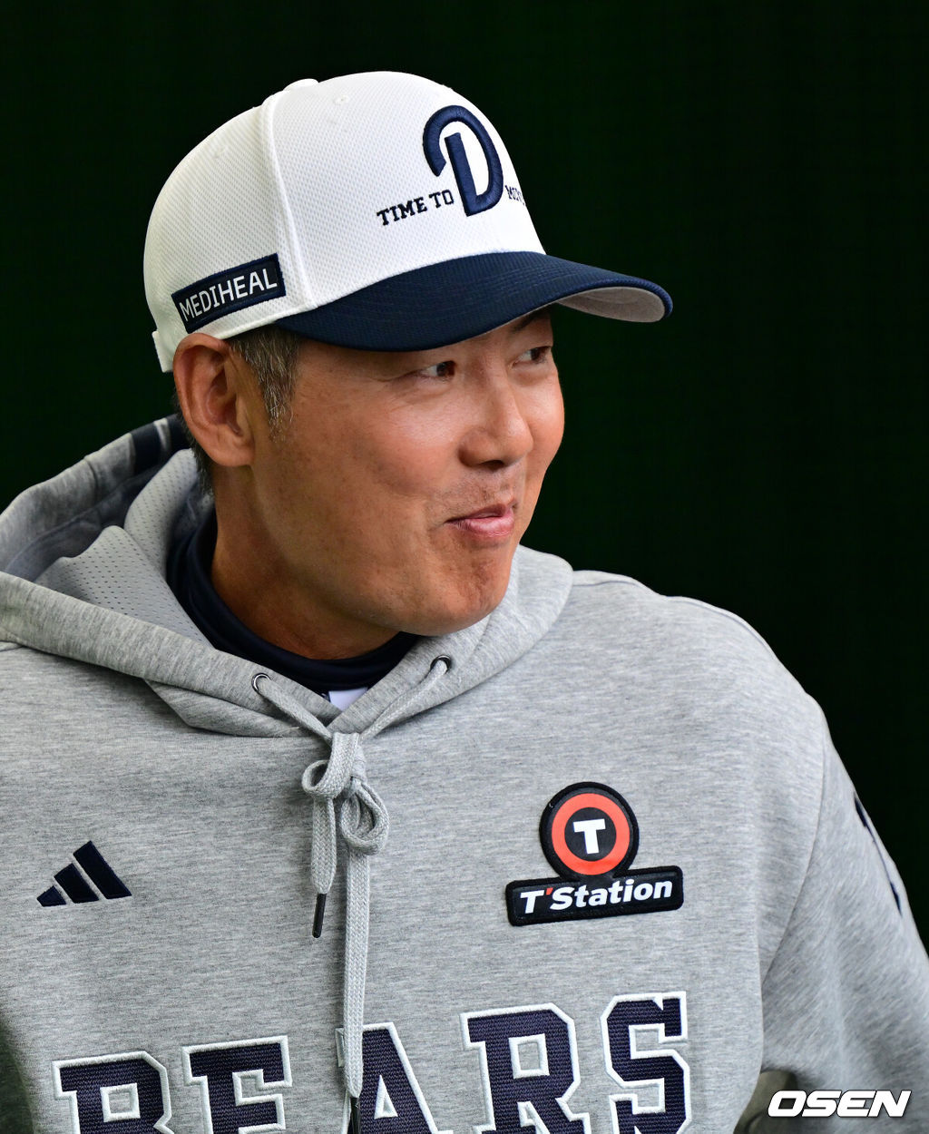 27일 일본 미야자키 미야코노조 구장에서 두산 베어스가 훈련을 가졌다. 이날 예정된 일본프로야구 지바 롯데와의 구춘대회 경기는 우천으로 취소됐다.두산 김원형 감독이 훈련을 지켜보고 있다. 2026.02.27 /jpnews@osen.co.kr