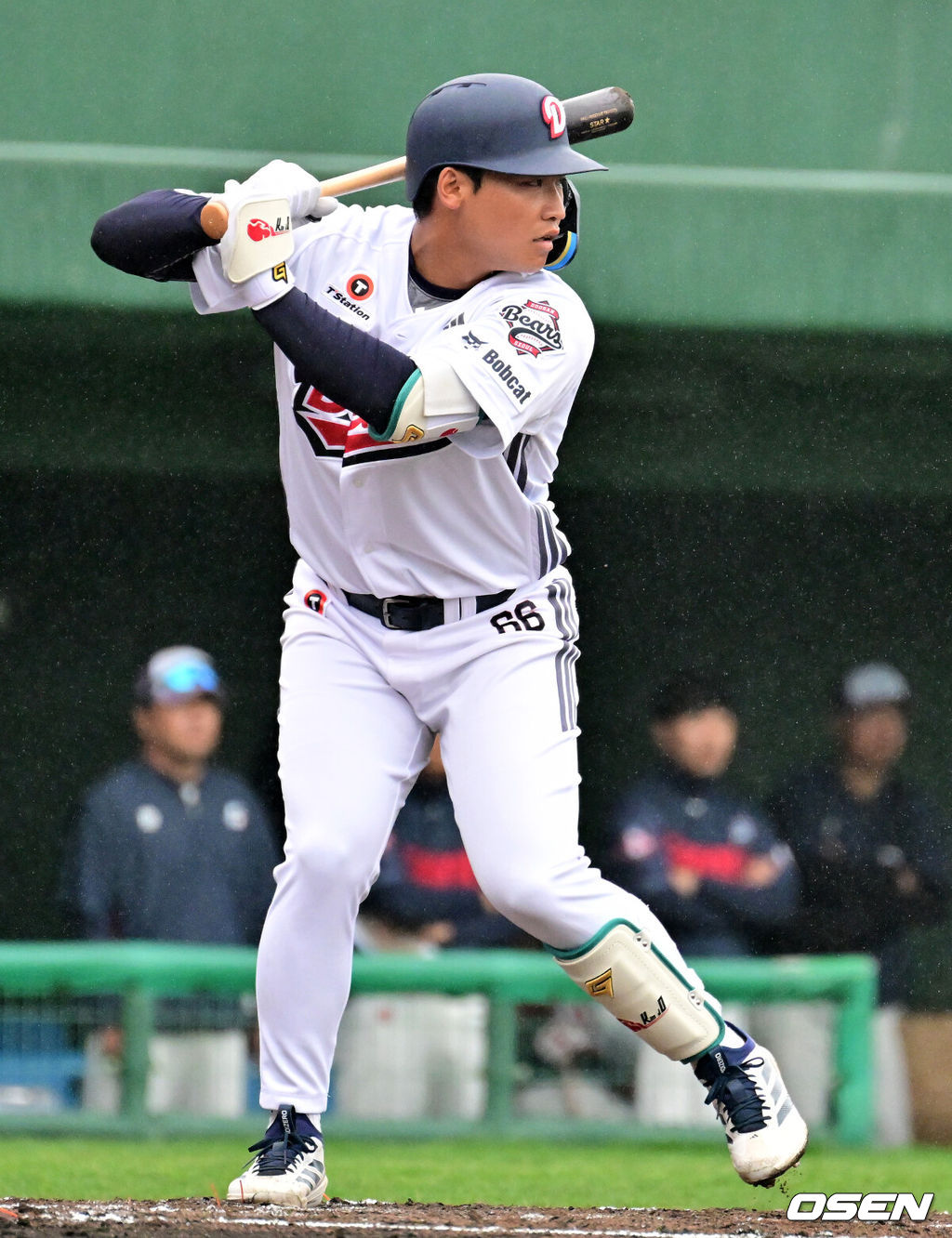 26일 일본 미야자키 산마린 스타디움에서 두산 베어스와 롯데 자이언츠의 구춘대회 경기가 열렸다.두 팀의 맞대결은 롯데가 6-2로 앞선 3회말 악천후로 인해 노게임 선언됐다. 1회초 두산 김주오가 타격 자세를 취하고 있다. 2026.02.26 /jpnews@osen.co.kr