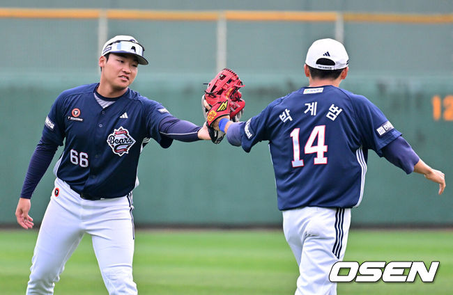 [OSEN=미야자키(일본), 지형준 기자] 두산 베어스가 25일 일본 미야자키 산마린 스타디움에서 일본프로야구 세이부 라이온스와의 구춘대회 첫 경기를 가졌다.이날 두산은 세이부에 3-6으로 패했다. 7회말 두산 김주오가 좌익수 플라이를 처리하며 박계범과 글러브를 맞대고 있다. 2026.02.25 /jpnews@osen.co.kr