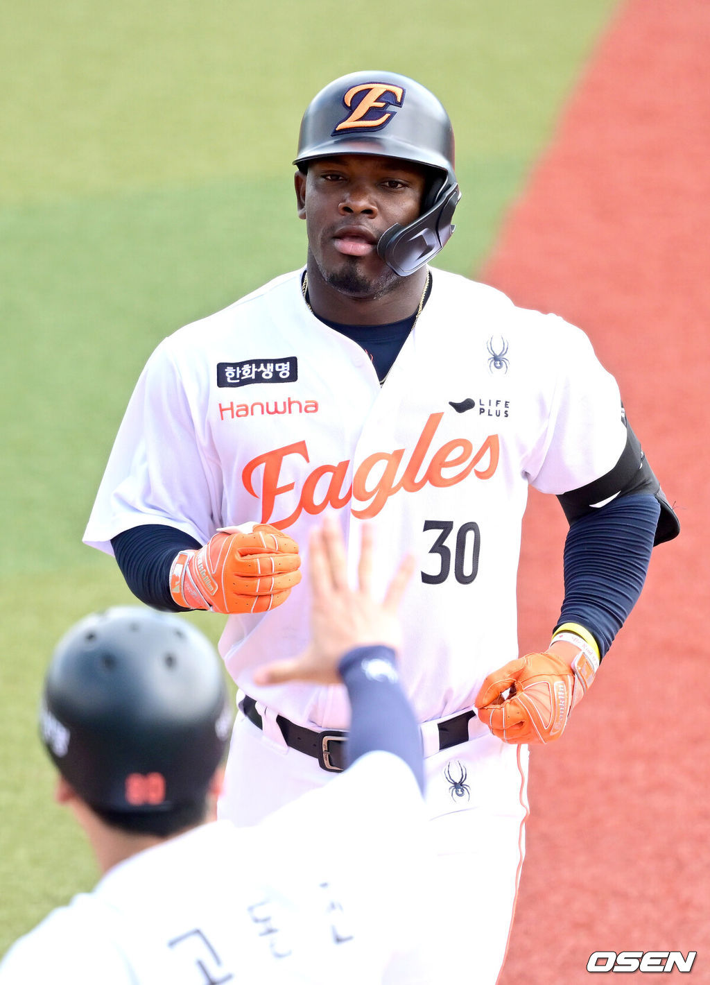 2026 WBC(월드베이스볼클래식)를 준비하는 대한민국 야구 대표팀이 23일 일본 오키나와 가데나 야구장에서 프로야구 한화 이글스와 연습경기를 펼쳤다. 야구 대표팀은 오키나와에서 국내 팀들과 6차례 연습경기를 치르며 전력을 끌어올릴 예정이다.5회말 1사 3루 상황 한화 페라자가 역전 1타점 적시타를 날리고 1루에 안착하고 있다. 2026.02.23 / dreamer@osen.co.kr