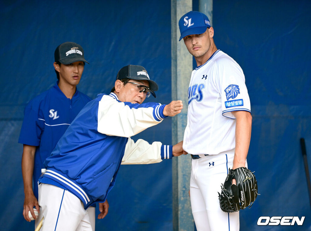 프로야구 삼성 라이온즈가 20일  일본 오키나와 온나손 아카마구장에서 스프링 캠프를 차리고 구슬땀을 흘렸다.삼성은 이번 2차 캠프에서 훈련 뿐 아니라 WBC 대표팀, 국내 팀들과 연습경기도 펼칠 계획이다.삼성 새 외국인투수 맷 매닝의 불펜 피칭 때 최일언 코치가 조언을 전하고 있다. 2026.02.20 / dreamer@osen.co.kr