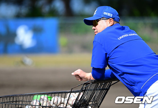 [OSEN=오키나와(일본), 최규한 기자] 프로야구 삼성 라이온즈가 19일 오후 일본 오키나와 온나손 아카마구장에서 스프링 캠프를 차리고 구슬땀을 흘렸다. 삼성은 이번 2차 캠프에서 훈련 뿐 아니라 WBC 대표팀, 국내 팀들과 연습경기도 펼칠 계획이다. 삼성 박진만 감독이 선수들의 훈련을 주시하고 있다. 2026.02.19 / dreamer@osen.co.kr