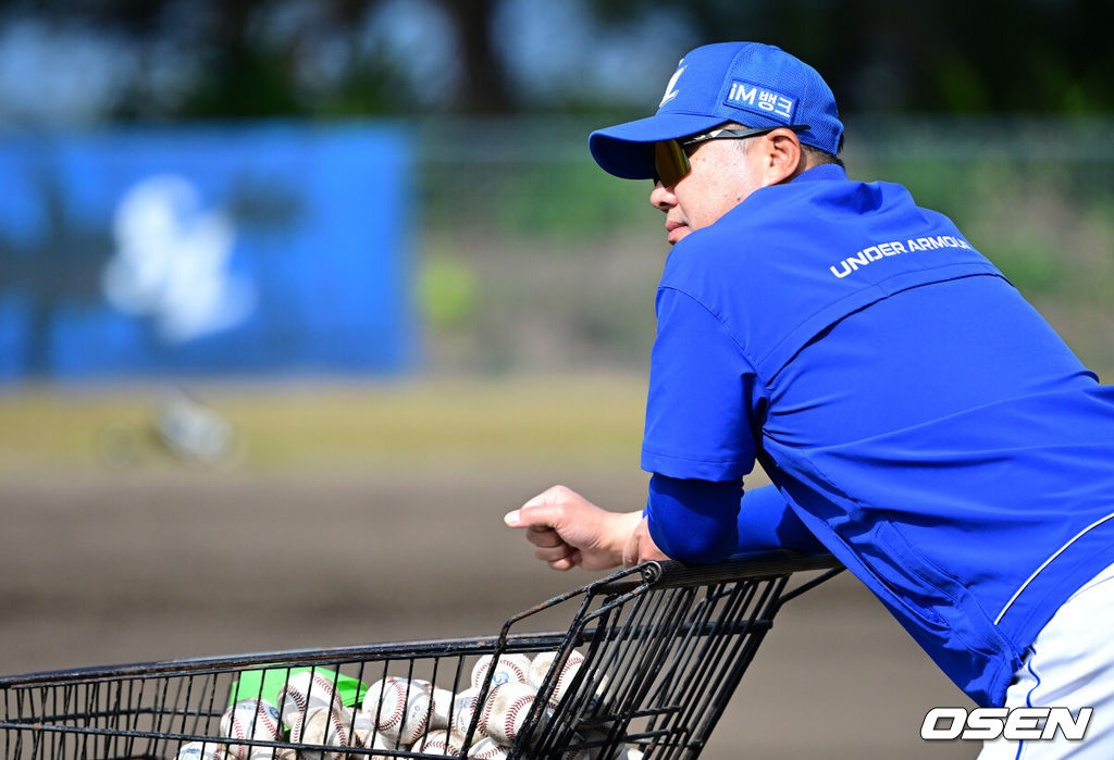 프로야구 삼성 라이온즈가 19일 오후 일본 오키나와 온나손 아카마구장에서 스프링 캠프를 차리고 구슬땀을 흘렸다. 삼성은 이번 2차 캠프에서 훈련 뿐 아니라 WBC 대표팀, 국내 팀들과 연습경기도 펼칠 계획이다. 삼성 박진만 감독이 선수들의 훈련을 주시하고 있다. 2026.02.19 / dreamer@osen.co.kr