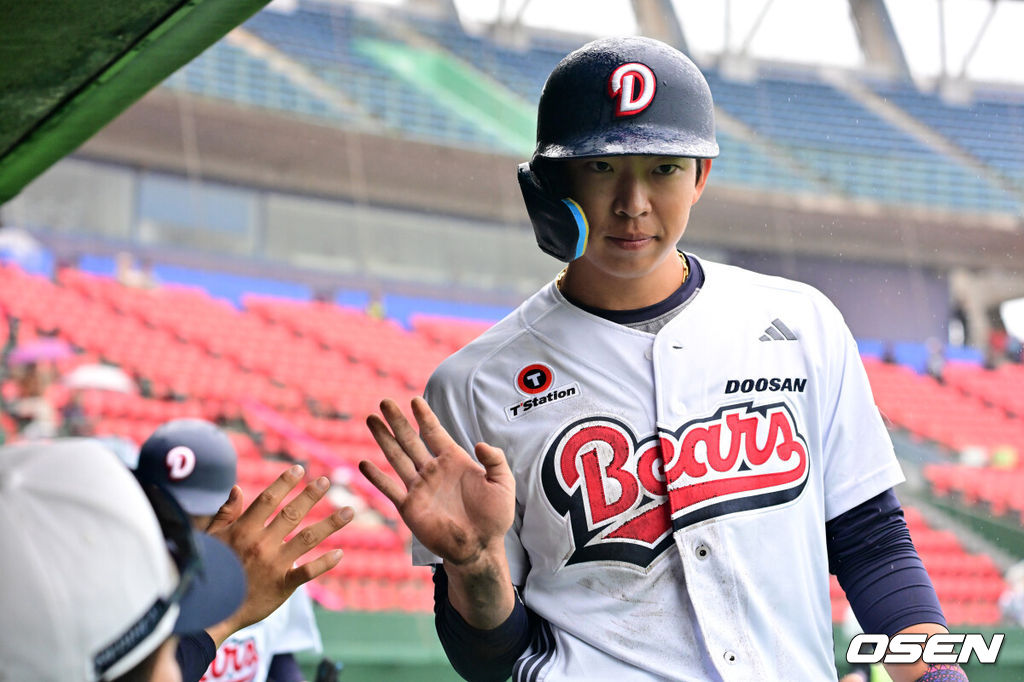 26일 일본 미야자키 산마린 스타디움에서 두산 베어스와 롯데 자이언츠의 구춘대회 경기가 열렸다.두 팀의 맞대결은 롯데가 6-2로 앞선 3회말 악천후로 인해 노게임 선언됐다. 1회말 1사 만루에서 두산 김민석이 강승호의 2타점 적시타에 홈을 밟고 동료선수들과 하이파이브를 하고 있다. 2026.02.26 /jpnews@osen.co.kr