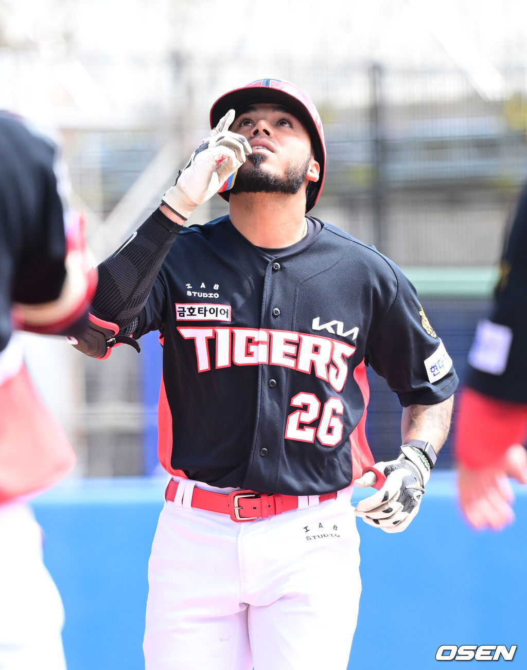 2026 WBC(월드베이스볼클래식)를 준비하는 대한민국 야구 대표팀이 24일 일본 오키나와 가데나 야구장에서 프로야구 KIA 타이거즈와 연습경기를 펼쳤다. 야구 대표팀은 오키나와에서 국내 팀들과 6차례 연습경기를 치르며 전력을 끌어올릴 예정이다.1회초 2사 2루 상황 KIA 해럴드 카스트로가 선제 우월 투런포를 날리고 홈을 밟으며 기뻐하고 있다. 2026.02.24 / dreamer@osen.co.kr