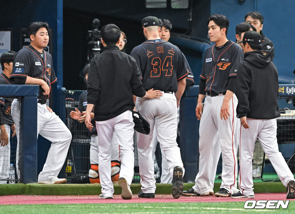 1일 오후 서울 구로구 고척스카이돔에서 ‘2023 신한은행 SOL KBO리그’ 키움 히어로즈와 한화 이글스의 개막전이 진행됐다. 3회말 한화 선발투수 스미스가 몸 이상 밝힌 후 자진강판하고 있다.. 2023.04.01 / soul1014@osen.co.kr