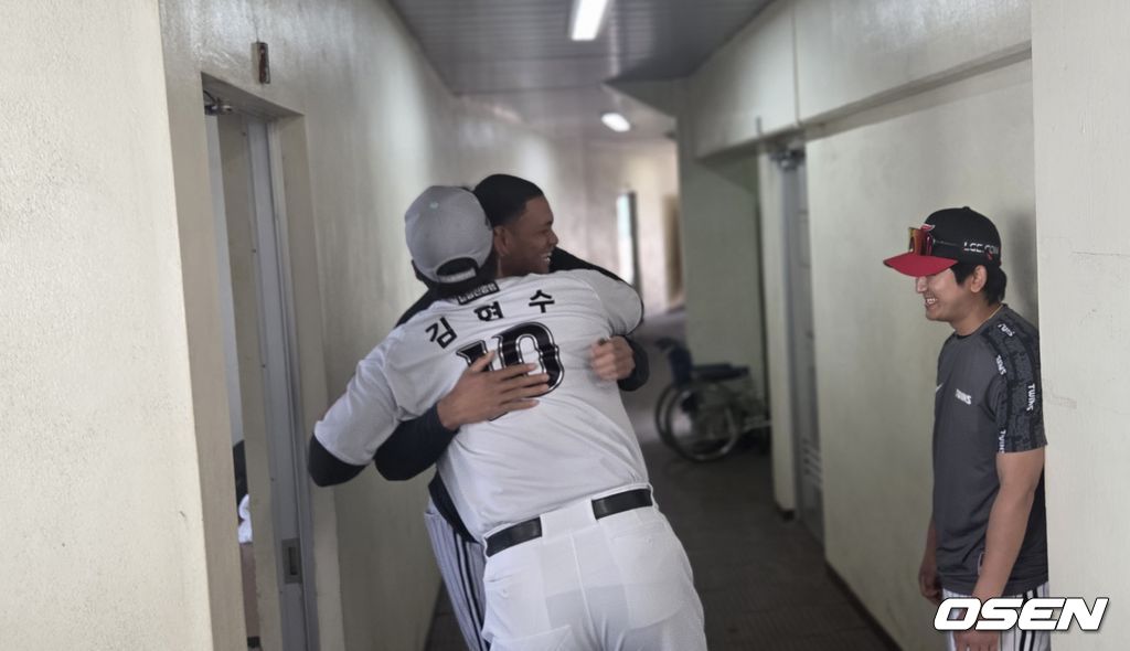 프로야구 KT 위즈와 LG 트윈스가 1일 일본 오키나와현 구시가와 구장에서 연습경기를 갖는다. 경기 전 KT 유니폼을 입은 김현수가 LG 유니폼을 입은 외국인 투수 요니 치리노스와 반갑게 인사하고 포옹을 했다. /orange@osen.co.kr