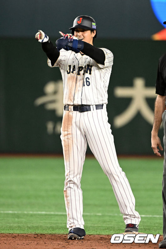 [OSEN=도쿄(일본), 손용호 기자]&nbsp;이강철&nbsp;감독이 이끄는 대한민국 월드베이스볼클래식(WBC) 대표팀이 10일 일본 도쿄돔에서 일본과 1라운드 B조 경기를 가졌다.5회말 무사에서 일본 오타니가 우익선상 2루타를 날리고 세리머니를 하고 있다. 2023.03.10 /spjj@osen.co.kr