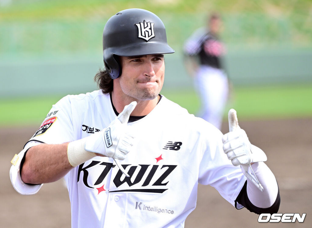 1일 일본 오키나와 구시가와 야구장에서 프로야구 KT 위즈와 LG 트윈스의 연습경기가 열렸다.이날 경기에서 KT는 오원석, LG는 요니 치리노스를 선발로 내세웠다.5회말 1사 2루 상황 KT 새 외국인타자 적시타를 날린 뒤 교체되며 동료들과 인사를 나누고 있다. 2026.03.01 / dreamer@osen.co.kr