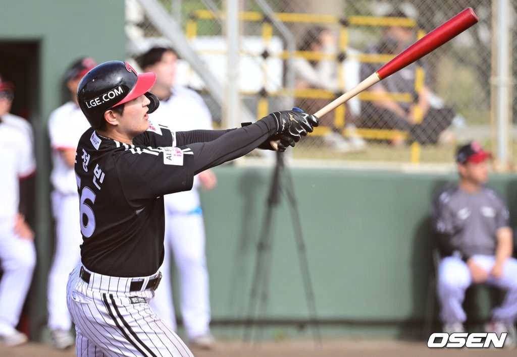 1일 일본 오키나와 구시가와 야구장에서 프로야구 KT 위즈와 LG 트윈스의 연습경기가 열렸다.이날 경기에서 KT는 오원석, LG는 요니 치리노스를 선발로 내세웠다.8회초 무사 선두타자로 나선 LG 문정빈이 추격의 중월 솔로포를 날리고 있다. 2026.03.01 / dreamer@osen.co.kr