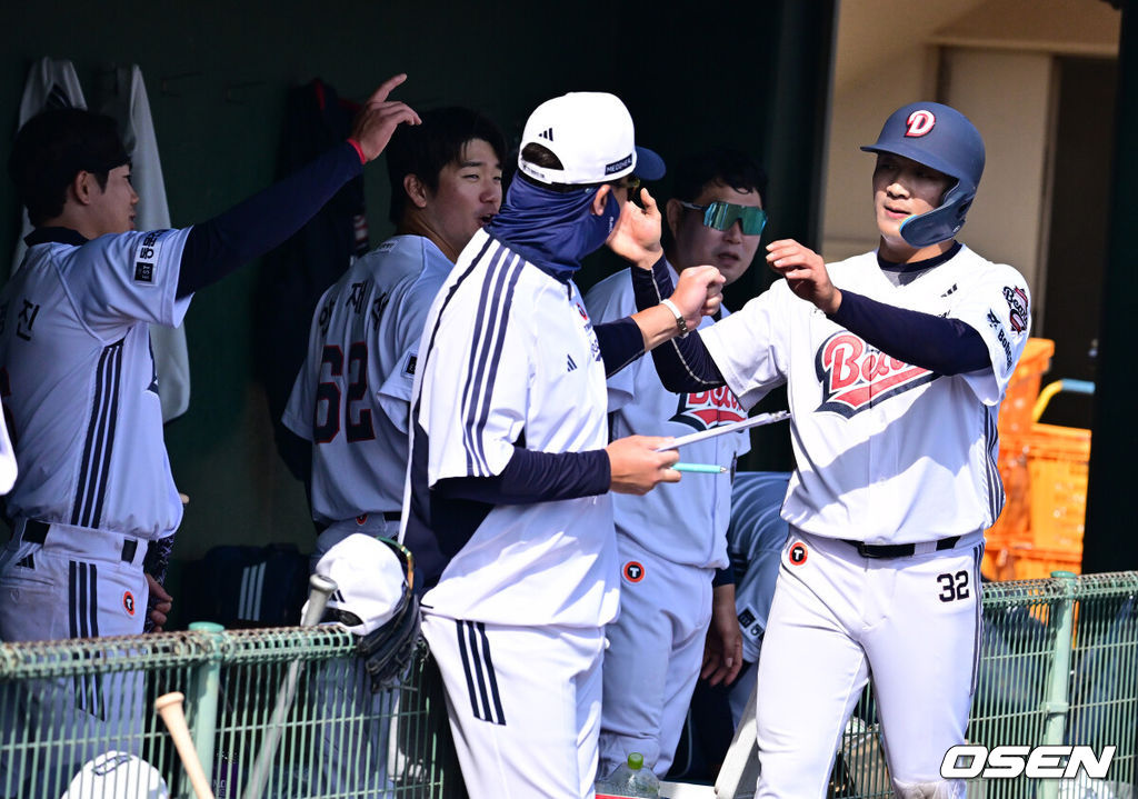 두산 베어스가 1일 일본 미야자키 히사미네 야구장에서 자체 청백전를 가졌다.이날 두산은 팀 훈련이 예정됐지만, 2월 26일 롯데 자이언츠전 3회 우천 노게임에 이어 27일 지바롯데 마린스전까지 우천 취소되면서 실전 감각을 끌어올리고자 청백전이 긴급 편성됐다. 4회말 두산 김대한이 홍성호 타석에 폭투를 틈타 역전 득점에 성공하며 동료선수들과 하이파이브를 하고 있다. 2026.03.01 /jpnews@osen.co.kr
