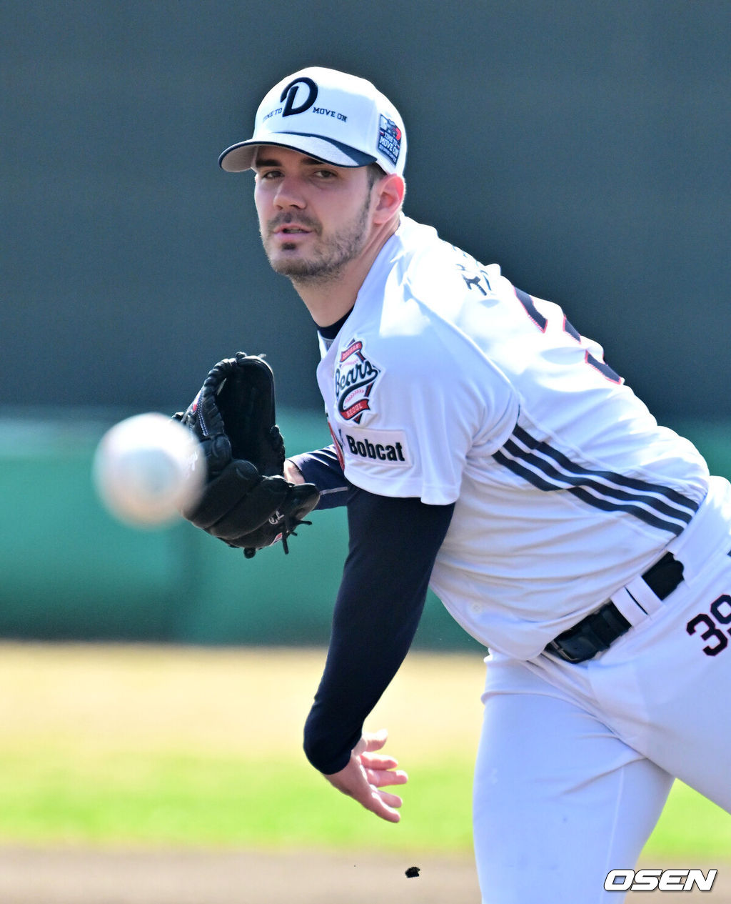 두산 베어스가 1일 일본 미야자키 히사미네 야구장에서 자체 청백전를 가졌다.이날 두산은 팀 훈련이 예정됐지만, 2월 26일 롯데 자이언츠전 3회 우천 노게임에 이어 27일 지바롯데 마린스전까지 우천 취소되면서 실전 감각을 끌어올리고자 청백전이 긴급 편성됐다. 1회초 두산 잭로그가 역투하고 있다. 2026.03.01 /jpnews@osen.co.kr